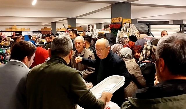 İndirim izdihama dönüştü: Alışveriş yarışa dündü