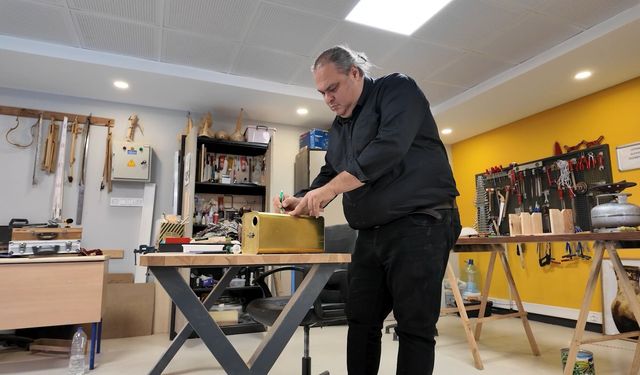 Atık malzemeler Emrah öğretmenin elinde melodiye dönüşüyor