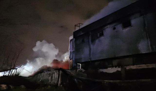 Esenyurt’ta fabrika yangını saatlerdir kontrol altına alınamadı