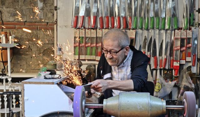 Bıçak bileme ustası mesleğini yaşatıyor, 50-60 bin liraya çırak bulamıyor