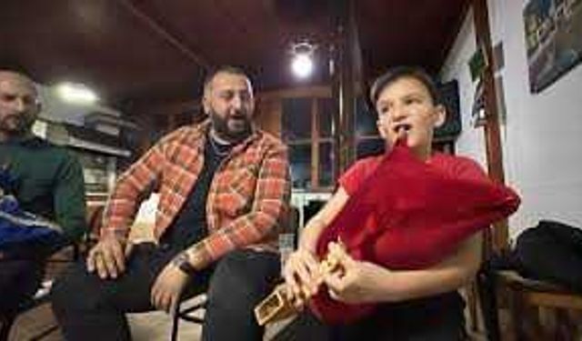 8 yaşındaki tulumcu çaldığı melodilerle kendine hayran bıraktı