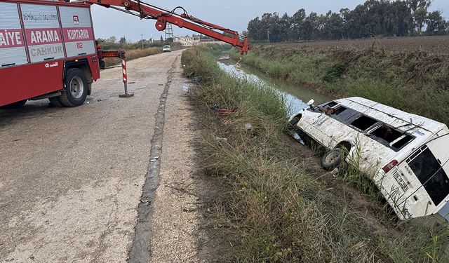 Tarım işçileri taşıyan servis kanala düştü: 18 yaralı