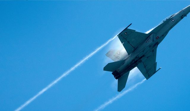 ABD'ye ait F-18 savaş uçakları, Venezuela hava sahasına girdi