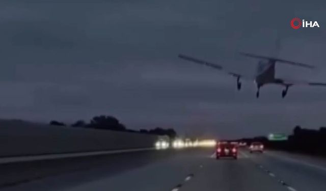 Florida'da uçak, seyir halindeki araca çarptı