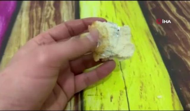 Kahvaltı yaparken şok oldu: Ekmeğin içinden jilet çıktı