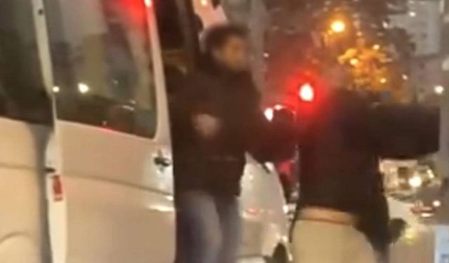 Servis şoföründen kağıt toplayan kişiye yumruk