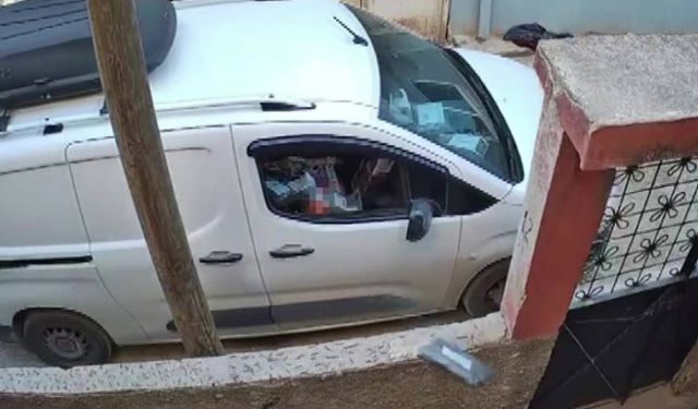 Kargoyu aracından inmeden bahçeye fırlattı