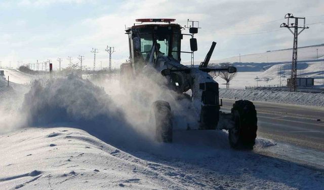 Van’da kardan dolayı kapanan 625 yoldan 408’i açıldı