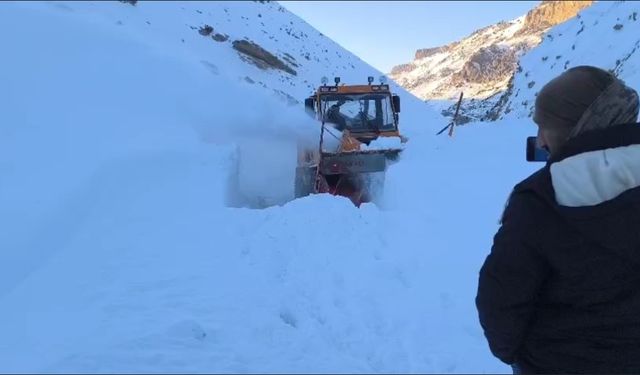 Başkale’de çığ nedeniyle kapanan yol ulaşıma açıldı