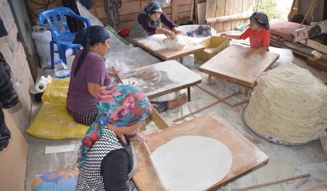 Kadınlardan  imece usulü yufka ekmek mesaisi