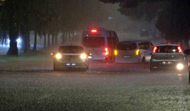 Antalya’da yollar göle döndü: Çok sayıda araç mahsur kaldı