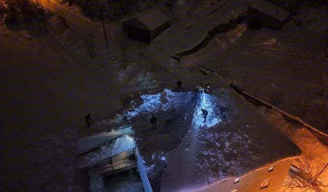 Cemaat namazdayken caminin çatısı çöktü