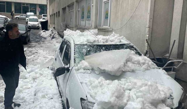 Çatıdan düşen kar otomobili kullanılamaz hale getirdi