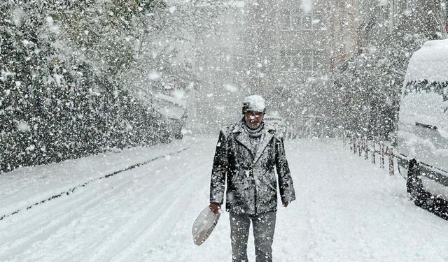 İstanbul’da yoğun kar yağışı, araçlar güçlükle ilerledi