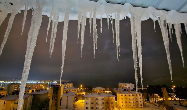 Bitlis’te çatılarda metrelerce buz sarkıtları oluştu
