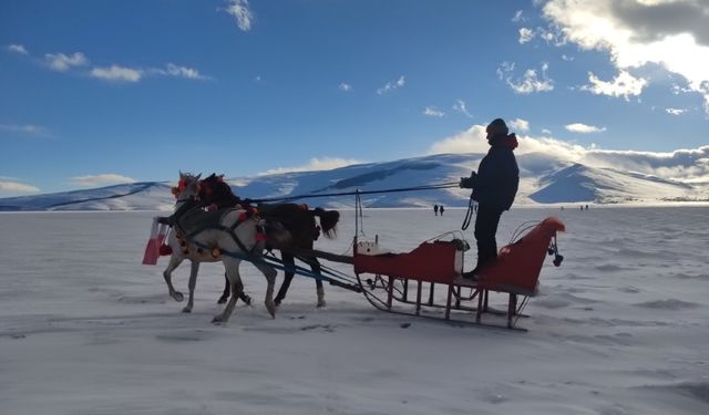 Çıldır Gölü’nde atlı kızak zamanı