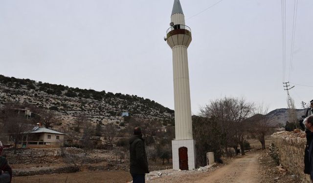 Cemaat, imam, minare var fakat cami yok