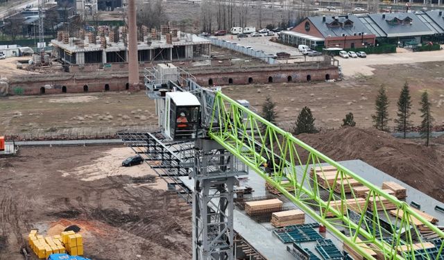 Tonlarca yükü metrelerce yükseklikte adeta iğne deliğinden geçiriyorlar