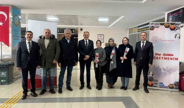 Van’a  yeni atanan öğretmenlere çiçekli karşılama