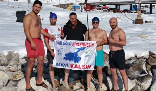 Dondurucu soğuğa rağmen Van Gölü’ne girdiler: “Bu göl hepimizin”