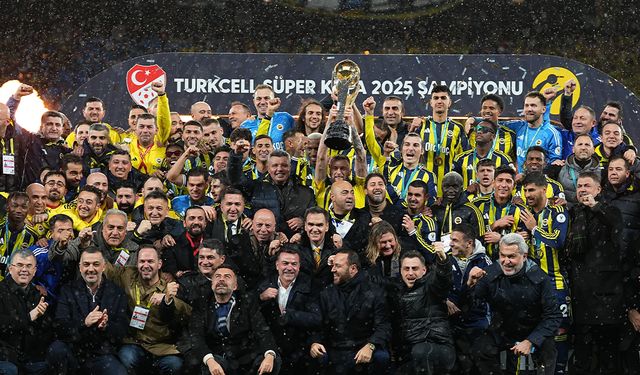 Fenerbahçe, Süper Kupa’yı kaldırdı