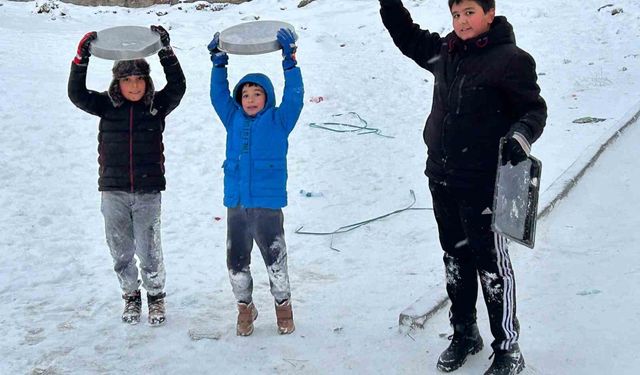 Çocukların kar eğlencesi: Tepsilerle kayak yaptılar