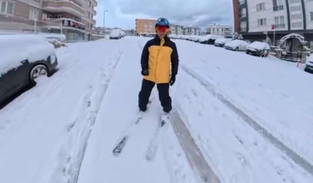 Kar yağınca işine kayakla gitti