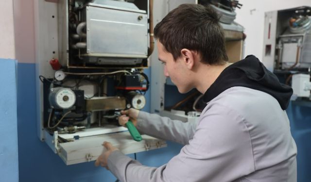 Üreterek öğrenen öğrenciler ekonomiye katkı sunuyor