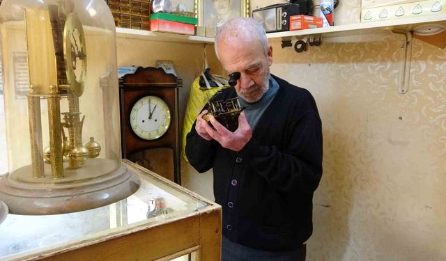 66 Yaşındaki Usta, Antika Saatlerle Mesleğini Yaşatıyor