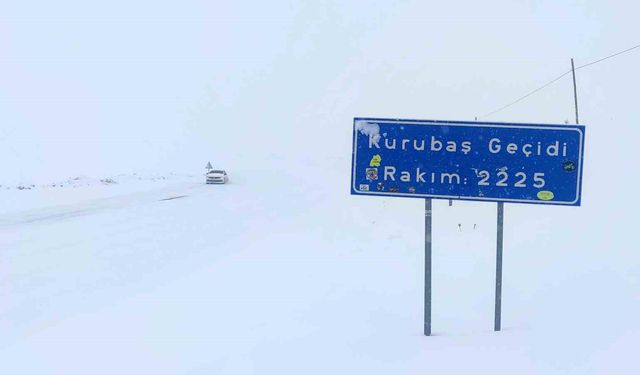 Van'da kurubaş Geçidi’nde kar yağışı ve sis etkili oluyor