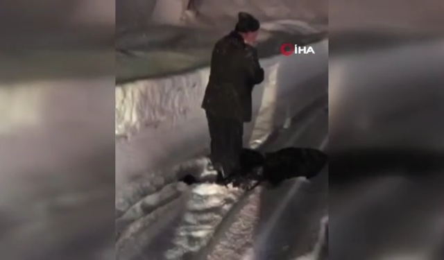 Kar yağışı ve tipiye rağmen namazından vazgeçmedi