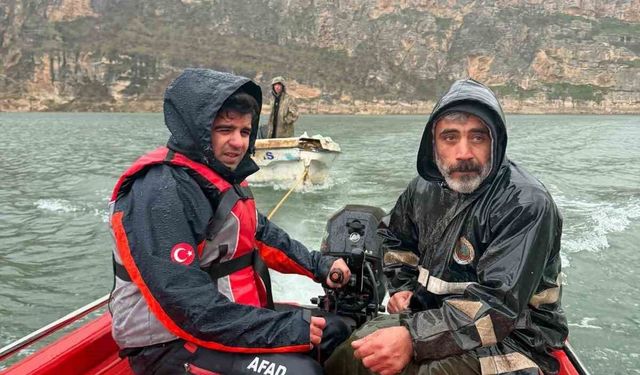 Baraj gölünde mahsur kalan iki kişi kurtarıldı