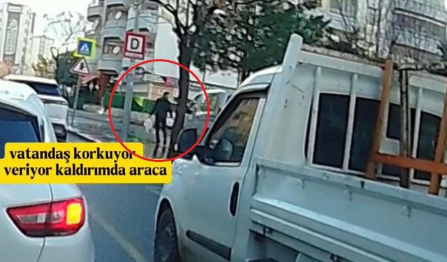 Trafik magandasının yürüyüş alanını ihlal ettiği anlar kameralara yansıdı