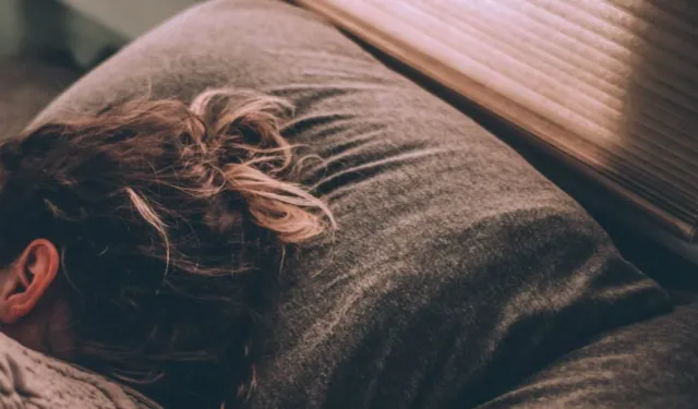 Uykuda İstemsiz Tekme Atmanın Arkasında Ciddi Sağlık Sorunları Olabilir