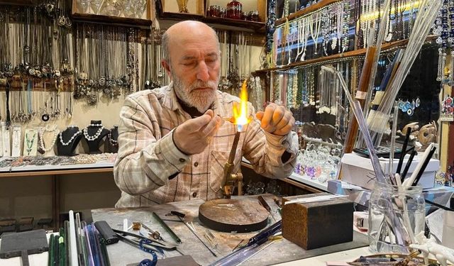 25 yıllık ustalık: Camı nefesiyle şekillendiriyor