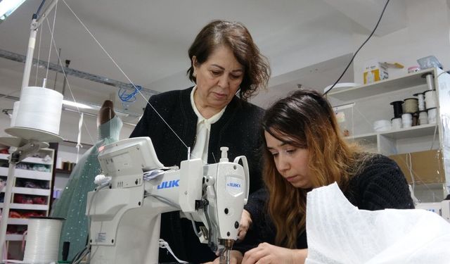 Memurluğu bıraktı, şimdi dünya markalarına gelinlik dikiyor