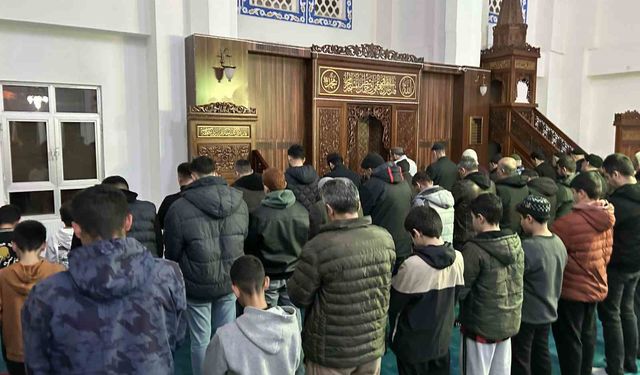 Van'da Ramazan Ayı Coşkusu Başladı: İlk Teravih Namazı Kılındı