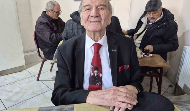 Sevgi ve Saygı İçin Yıllardır Takım Elbiseyle Dolaşıyor