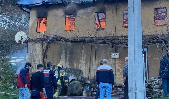 Alevler can aldı: Yaşlı kadın hayatını kaybetti