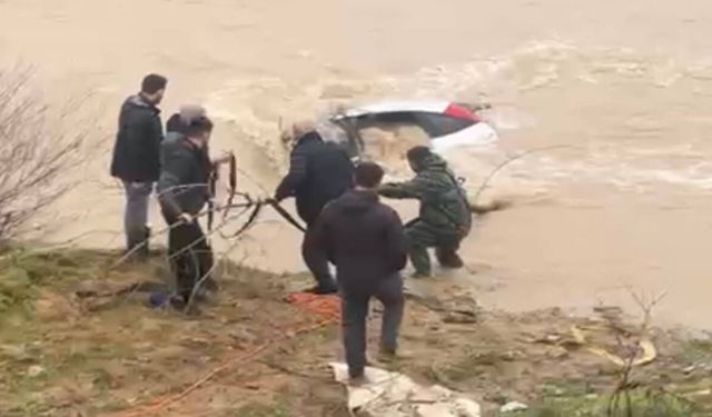 Sürücü son anda kurtuldu, otomobil suda kaldı: Vatandaşlar halatla seferber oldu