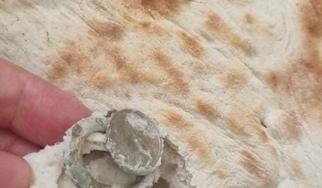 Ekmeğin İçinden Bozuk Para Halkası Çıktı