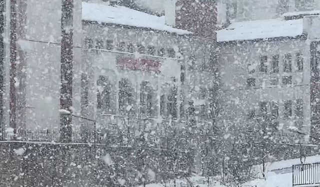 Hakkari'de eğitime kar engeli