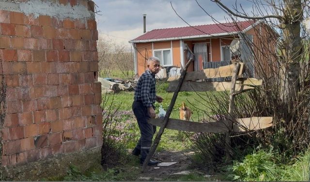 Ev var yol yok: 62 yaşındaki adam 10 yıldır tarladan yürüyor