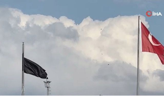 Esendere Sınır Kapısı'nda Kısıtlama, İran Tarafında Dev Siyah Bayrak Asıldı