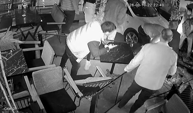 Korkutan kaza: Otomobil kafeye girdi, 2 kişi yaralandı