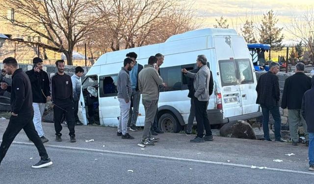 Diyarbakır’da işçi minibüsü kaza yaptı: 12 yaralı