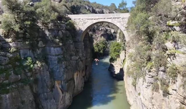 Tarihi köprüden suya atlayan genç yürekleri ağza getirdi