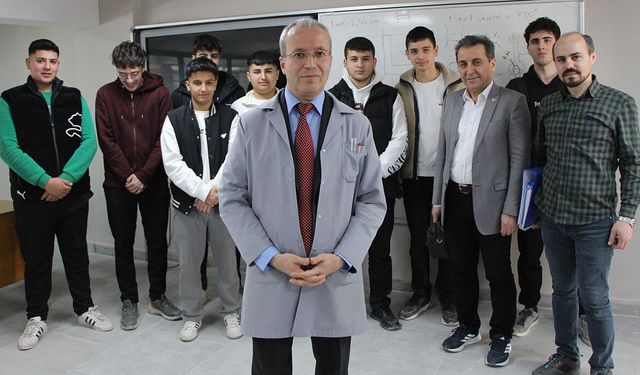 Polisliği bırakıp öğretmenliğe geçti: Emekliliğini 20 yıl uzattı
