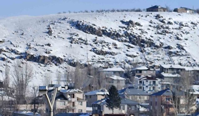 Erciş’te nisan ayında kar yağışı