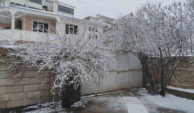 Erciş’te Nisan’da Kar Yağışı: Yüksek Kesimlerde Kar Kalınlığı 10 cm’yi Geçti